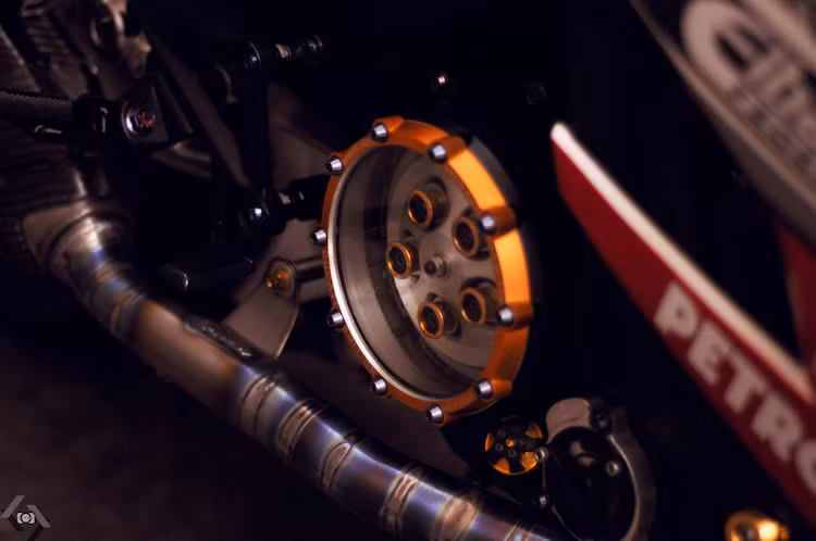 Khố động cơ của xe được độ lốc nồi trong suốt độc đáo, theo phong cách của những chiếc Ducati côn khô.