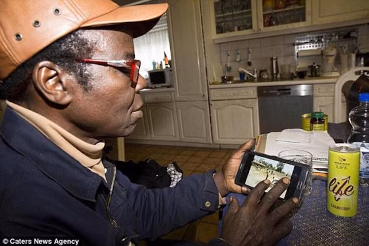 Để có tiền trang trải cho những dự án này, ông Bansah đã tự bán một loại bia của mình, có tên gọi là Akosombo mặc dù ông chưa từng uống bất kỳ đồ uống có cồn nào trong đời. Việc cai trị được ông thực hiện từ xa qua phần mềm chat Skype.