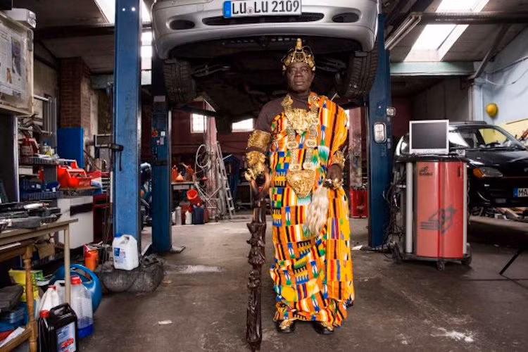 Vua Céphas Bansah có tên Hoàng gia chính thức là Togbe Ngoryifia Cephas Kosi Bansah. Ông sinh vào ngày 22/4/1948 và hiện đang làm 2 công việc trái ngược với nhau: Vua vùng Gbi, Ghana, cai trị hơn 300.000 người Ewe và là một thợ sửa xe ôtô tại Đức.