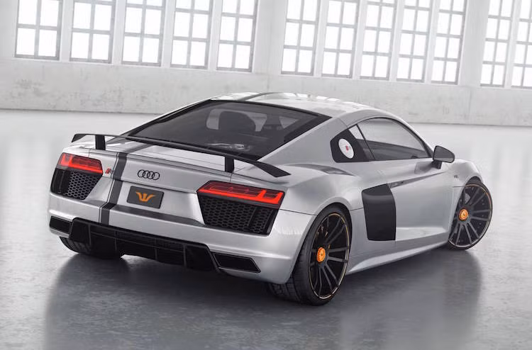 Trên R8, Wheelsandmore đã đúc riêng một bộ mâm nhôm hợp kim có kích thước 9,5 x 20 inch cho bánh trước và 12 x 21 inch cho bánh sau. Kèm theo bộ mâm này là lốp Continental Sport Contach SP hiệu năng cao với kích thước trước/sau lần lượt là 255/30/20 và 325/25/21.