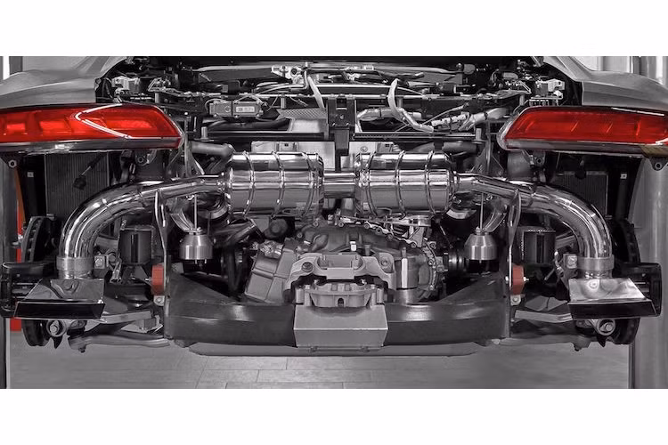 Trái với ngoại hình ít thay đổi, khối động cơ V10 5.2 của R8 đã được Wheelsandmore độ "hết bài với kim phun nhiên liệu mới, tay biên hợp kim siêu bền, piston độ, bánh đà nhẹ hơn và đặc biệt nhất: một bộ siêu nạp.