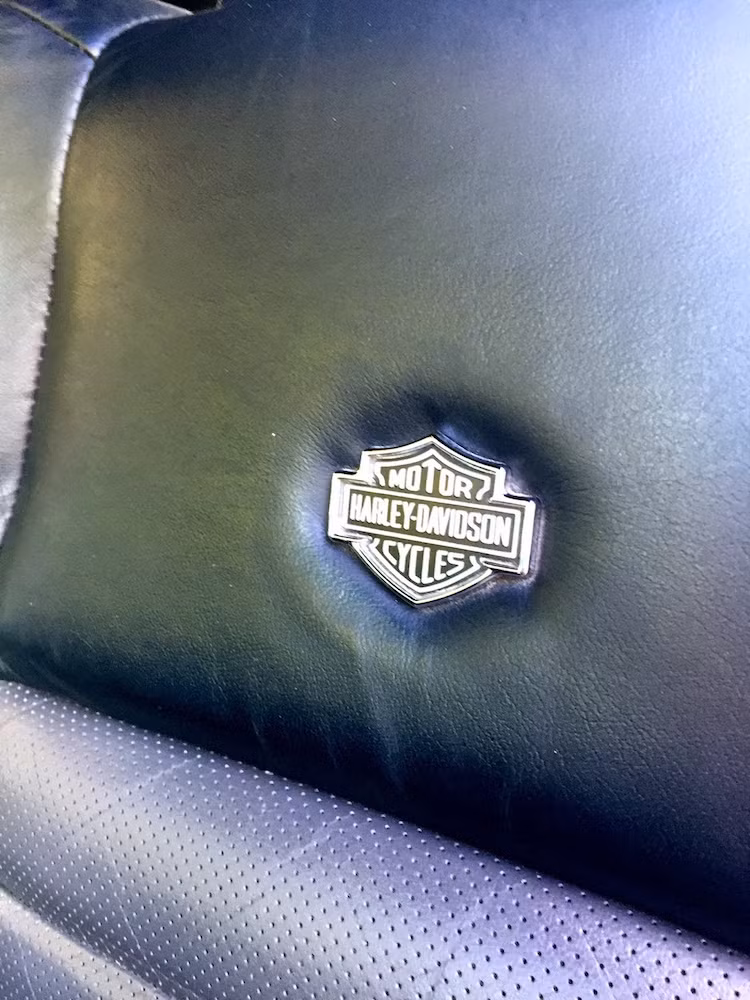 Bên trong nội thất của chiếc Ford F150 Harley-Davidson của Beckham cũng khá đơn giản với nhiều chi tiết bằng nhựa cứng, mặc dù có những ghế bọc da, điều chỉnh điện và thảm trải sàn cao cấp. Là phiên bản đặc biệt, nằm giữa 2 ghế ngồi của xe là bệ trung tâm, thay vì băng ghế dài như F150 thường. Xe của Beckham thuộc phiên bản CrewCab với hàng ghế ngồi và cửa sau.