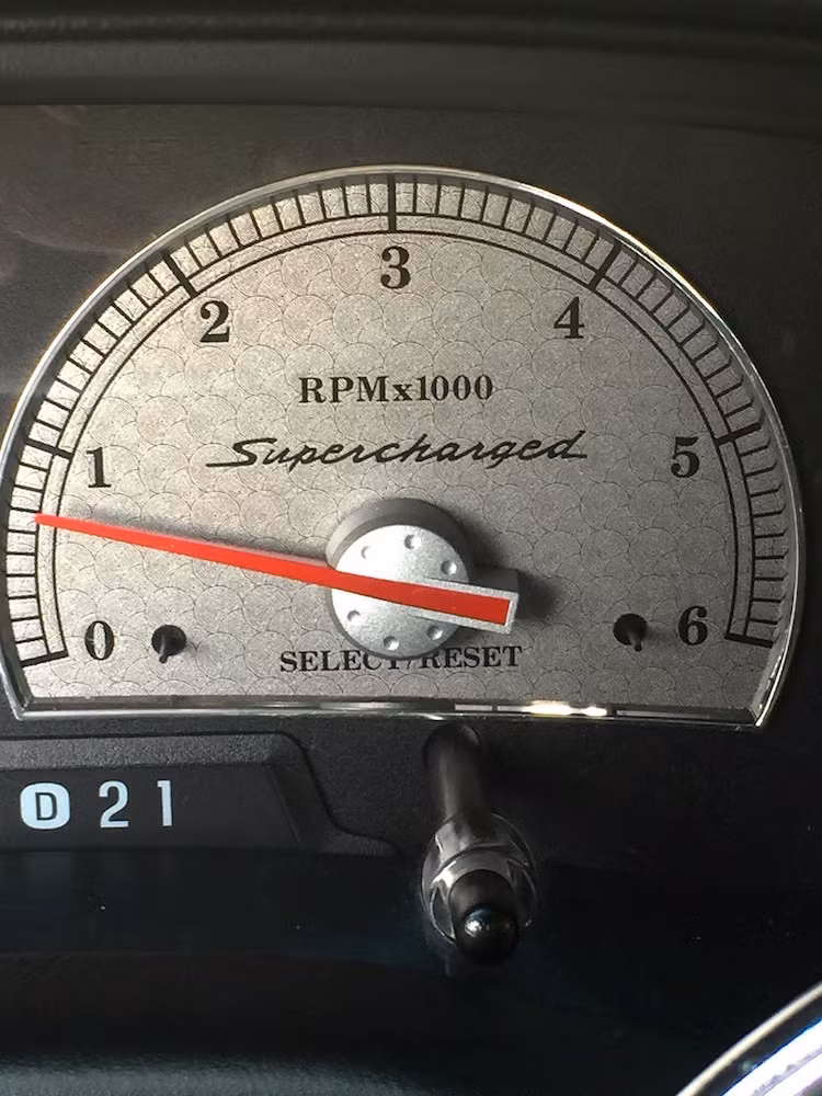 Sức mạnh này giúp Ford F150 Harley-Davidson có thể đạt thời gian tăng tốc từ 0-100 km/h chỉ trong 6,2 giây, tương đương nhiều mẫu xe thể thao vào thời đó.