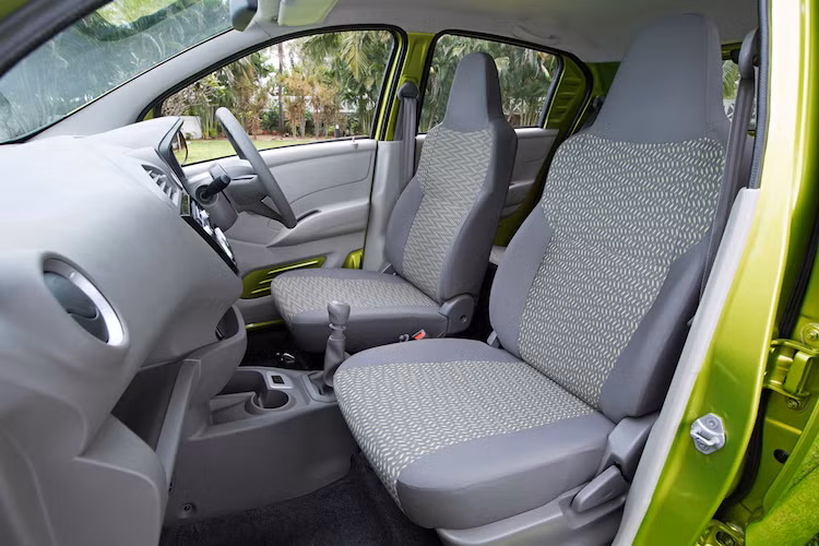 Các ghế ngồi của xe cũng chỉ được bọc nỉ và vải, thay vì giả da hay da thật. Bản thân từng ghế ngồi cũng chỉ có thể điều chỉnh cơ. Tuy nhiên, nhờ có độ dài trục cơ sở lớn hơn Renault Kwid nên Redi-Go có không gian nội thất khá thoải mái.