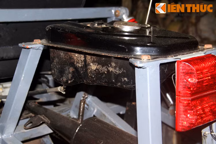 Bình xăng cũng được anh Đức lấy từ xe Wave cũ, trong khi chassis của xe đã được anh tự thiết kế và đặt hàn từ thép.