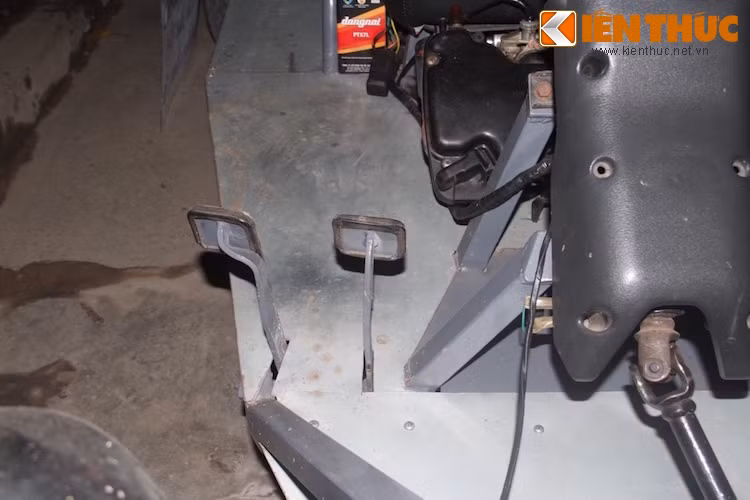 Bộ phận chân ga và phanh được tận dụng từ bộ phanh - ga của xe cũ và được anh Đức "chế" lại thành bàn đạp như những chiếc xe ô tô thực sự.