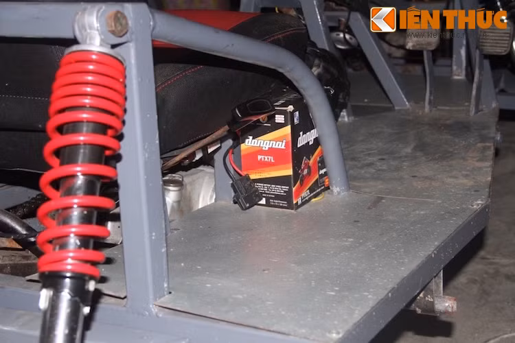 Hệ thống điện của “xe công thức 1” khá giản dị với chỉ một bình ắc quy cùng IC để đánh lửa động cơ và nối với các chi tiết như đèn, còi.. Chủ nhân cho biết, vì công việc bận rộn nên anh chưa hoàn thiện được các chi tiết xe cho thật ưng ý.