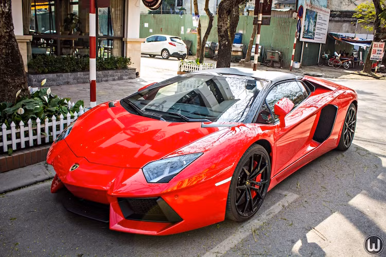 Được biết vào tháng 10/2015, chiếc Lamborghini Aventador Roadster này đã đến Việt Nam. Kể từ đó, chiếc xe đã nằm ở Hải Phòng và chỉ vừa mới được chuyển về Hà Nội vào tháng 4 này. Trong những ngày qua, nó đã liên tục được chủ xe cho "dạo phố" Hà Thành, gây sự chú ý của người dân và trở thành một trong những chủ đề "hot" trên mạng xã hội và trong giới chơi xe.