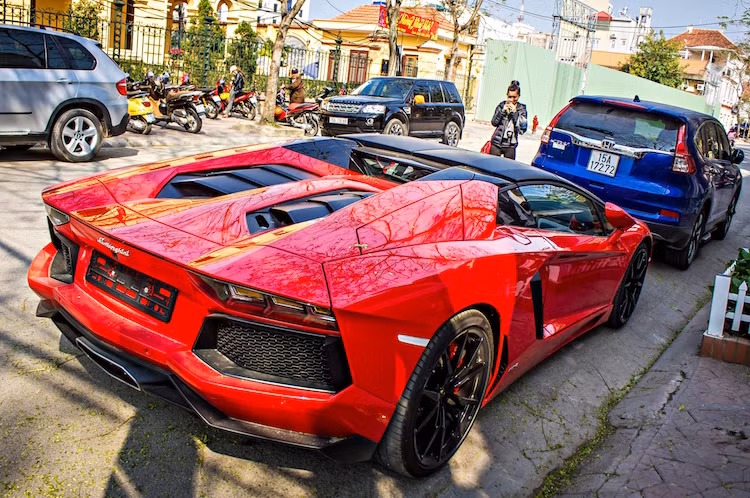 Từ phía đuôi xe, Aventador Roadster có thiết kế không khác biệt so với phiên bản Aventador Coupe, ngoại trừ nắp che động cơ kín hơn. Khi về Hà Nội, chiếc xe cũng đã được thay nắp che bằng kính trong suốt thay vì kín hoàn toàn như khi mới nhập về.