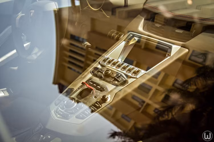 Một số chi tiết có tác dụng trang trí nhiều hơn là một công dụng cụ thể, chẳng hạn như nắp che nút khởi động động cơ theo kiểu máy bay chiến đấu. Cách bố trí các nút bấm trên bảng điều khiển trung tâm cũng được Lamborghini lấy ý tưởng từ máy bay. Đây là mô-tip thiết kế đã được hãng ứng dụng lần đầu từ chiếc Lamborghini Reventon.