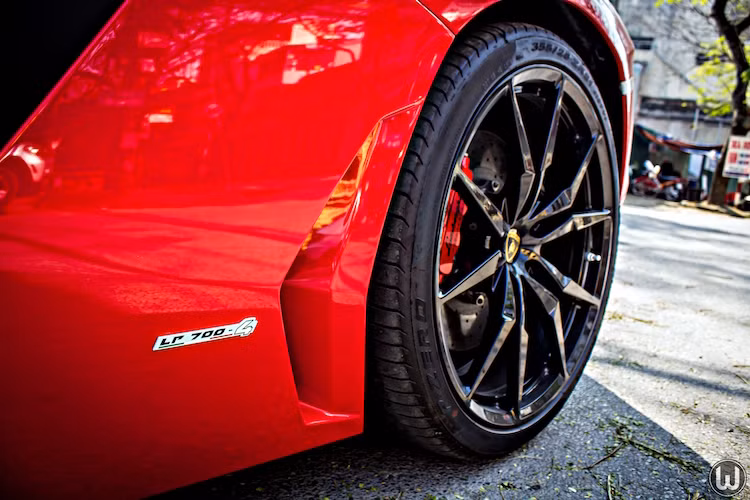 Một điểm khá dễ dàng để nhận biết siêu xe Aventador Roadster bên cạnh bộ mui đó là chiếc xe có bộ mâm thiết kế chữ Y 5 cánh kép mới, có kích thước 20 inch cho bánh trước và 21 inch cho bánh sau. Bọc xung quanh bộ mâm này là những chiếc lốp hiệu năng cao Pirelli P-Zero.