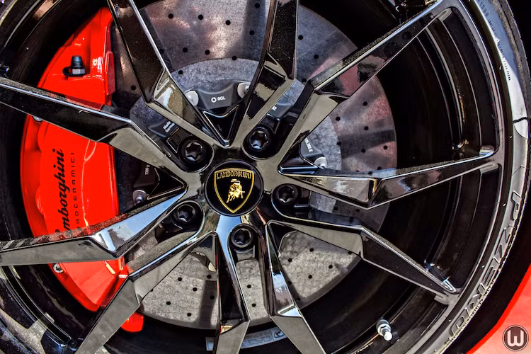 Nằm phía sau các bánh xe là hệ thống phanh với các đĩa bằng gốm-carbon có kích thước cực lớn, đảm bảo sự an toàn ngay cả khi chiếc xe giảm tốc từ hơn 300 km/h.