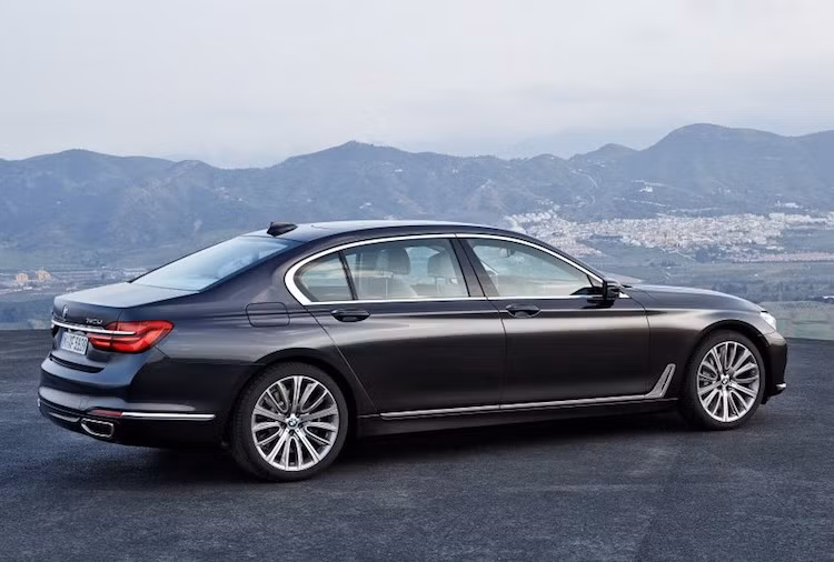Tại thị trường Việt Nam, giá bán chính hãng dự kiến của BMW 750Li 2016 sẽ khởi điểm từ 6,448 tỷ đồng.