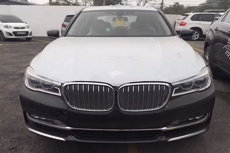 Với sự xuất hiện của chiếc xe sang BMW 750Li 2016, "gia đình" 7 Series thế hệ mới đã gần hoàn thiện với các phiên bản từ thấp tới cao 730, 740 và 750. Như vậy, hiện chỉ còn chiếc M760Li mới ra mắt cách đây không lâu chưa xuất hiện tại Việt Nam.