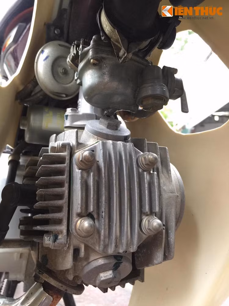 Ở phần "đầu bò", những vệt sơn ở nắp xú-páp và hiện trạng của từng con ốc đã cho thấy xe chưa bao giờ phải "bổ máy". Khối động cơ 1 xi-lanh, 4 kỳ SOHC của Dream có kết cấu đơn giản, dễ sửa chữa và cực kỳ bền bỉ, với dung tích thực 97 cc, đạt công suất tối đa 8 mã lực và mô-men xoắn cực đại 8,1 Nm. Xe được trang bị hộp số vòng 4 cấp.