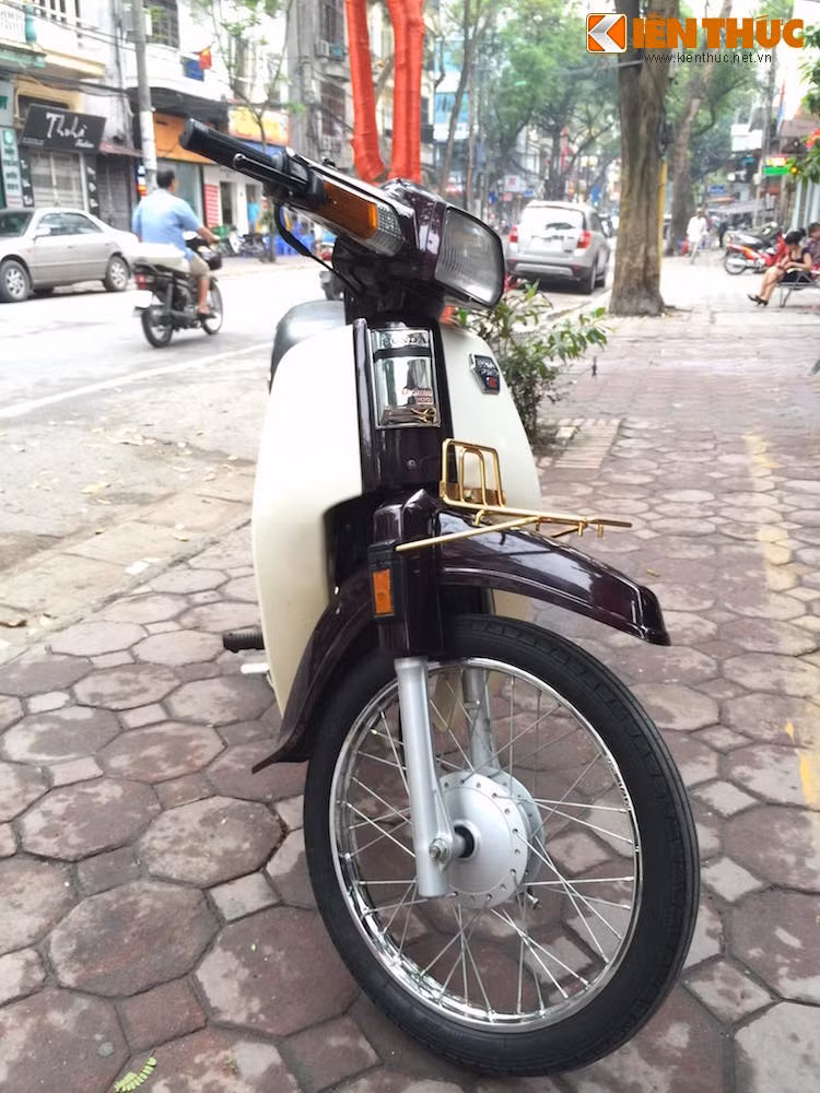 Tới đầu thập niên 90, Honda mới tung ra phiên bản Dream II "tem hồng" có thêm bộ đề. Những chiếc Dream này được nhập về Việt Nam vào khoảng năm 1992-1993. Vào khoảng những năm 95, những chiếc Dream Thái "tem lửa" nhập nguyên chiếc bắt đầu thay thế cho Dream "tem hồng". Những chiếc xe này còn xuất hiện tại các cửa hàng bán xe nhập khẩu cho tới năm 2002.