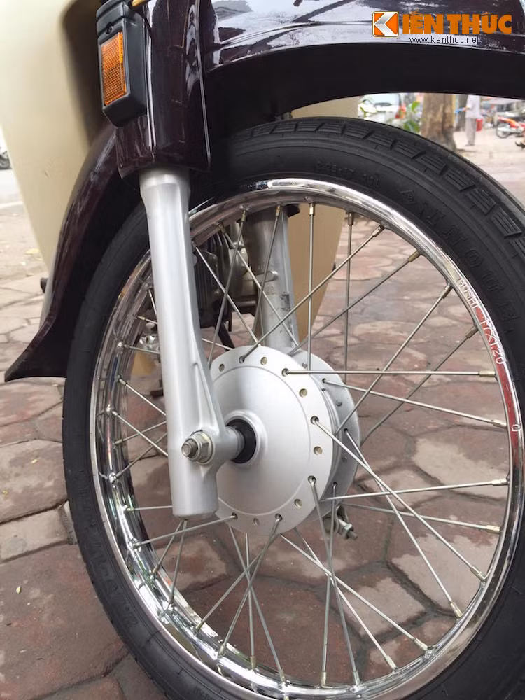 Ở phía trước, từ cặp phuộc tới moay-ơ và bộ căm của chiếc xe vẫn còn như mới, chưa từng được tháo ra lần nào. Lốp trước cũng là lốp theo xe và được sản xuất bởi hãng phụ tùng Inoue của Thái Lan. Trong khi đó, cặp vành được sản xuất bởi Siam Goshi.