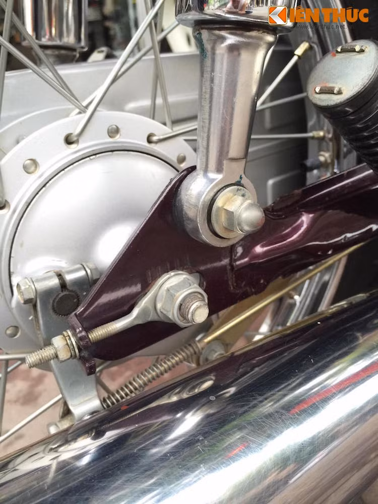 Trên ốc phuộc sau của chiếc xe vẫn còn nguyên dấu sơn, chứng tỏ nó chưa từng được tháo phuộc. Tương tự, xích sau vẫn chưa tăng một lần nào.