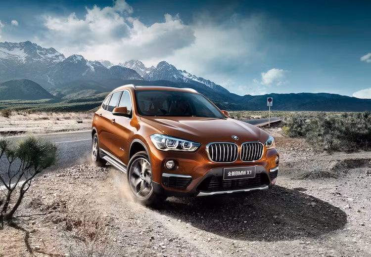 Theo BMW, với độ dài cơ sở lớn hơn, X1 L có khoảng không gian cho đầu gối người ngồi phía sau lớn hơn tối đa 18 cm, đồng thời phụ thuộc vào vị trí của ghế ngồi sau, chiếc xe cũng có thể tích khoang hành lý từ 465 tới 675 lít. Nếu gập hàng ghế sau lại, khoang hành lý sẽ được mở rộng thành 1650 lít.