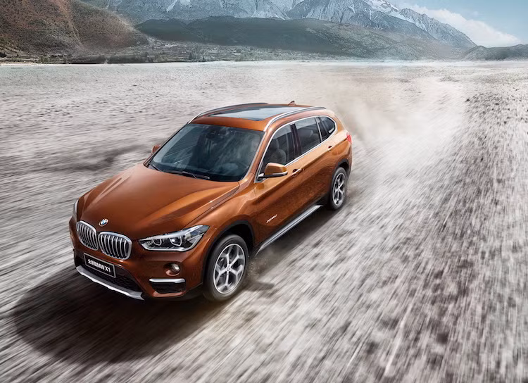 Về ngoại hình, BMW X1L 2016 không có sự thay đổi rõ rệt so với các phiên bản khác, ngay cả ở phần cửa sau của xe. Các kích thước D x R x C của X1L lần lượt là 4,56 - 1,81 và 1,62 mét.