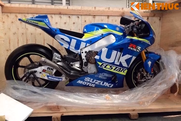 Trong số các hãng xe, Suzuki là hãng đầu tiên hé lộ về kế hoạch trưng bày xe đua MotoGP tại Triển lãm xe máy Việt Nam lần I khi ngay từ trong những thông cáo báo chí đầu tiên, hãng đã khẳng định sẽ đem chiếc GSX-RR về Việt Nam. Chỉ ít lâu trước khi triển lãm diễn ra, Suzuki cũng "khoe" những hình ảnh "đập thùng" mẫu xe này tại Việt Nam trên fanpage chính thức.