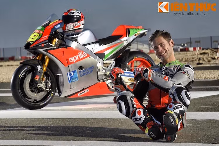 Đội đua Aprilia Gresini tham gia mùa giải MotoGP 2016 sẽ gồm có 2 tay đua là Alvaro Bautista tới từ Tây Ban Nha và Stephan Bradl người Đức. Chiếc xe được trưng bày tại triển lãm xe máy Việt Nam có số 19, được điều khiển Alvaro Bautista.