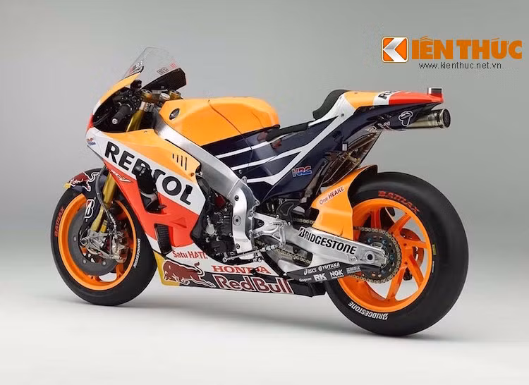 RC213V được trang bị động cơ V4 1000 cc làm mát bằng nước, có công suất hơn 230 mã lực cùng tốc độ tối đa ngoài 350 km/h.