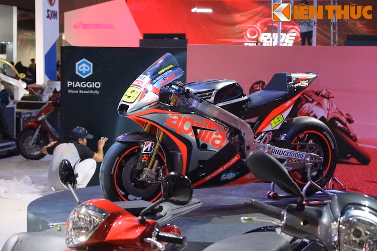 Dù là "lính mới" tại thị trường môtô Việt Nam nhưng hãng xe phân khối lớn Aprilia tới từ Ý cũng đã tỏ ra không kém cạnh các "lão làng" từ Nhật để góp mặt tại triển lãm với chiếc môtô đua mới nhất Aprillia RS-GP để cạnh tranh trong mùa giải MotoGP 2016.