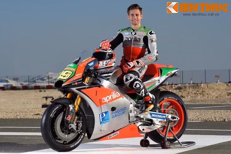 Đầu tiên, họ đã phát triển một động cơ V4 hoàn toàn mới cho chiếc xe với chiều dài/rộng/cao đều được rút gọn và thiết kế ra phần còn lại của chiếc xe xung quạnh động cơ này. Mọi bộ phận được gắn trên xe đều được phát triển hoàn hảo nhất có thể. Với công nghệ chế tác đỉnh cao, Aprilia tự tin khẳng định rằng 2016 RS-GP là dự án táo bạo nhất từ trước tới nay của hãng.