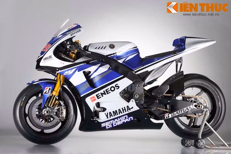 Trên đường đua MotoGP hiện tại, có lẽ Yamaha YZR-M1 là một trong những mẫu xe đua "lâu đời" nhất khi đã có mặt từ những ngày đầu khi bộ môn này chuyển sang sử dụng xe 4 kỳ thay vì 2 kỳ, ở mùa giải 2002.