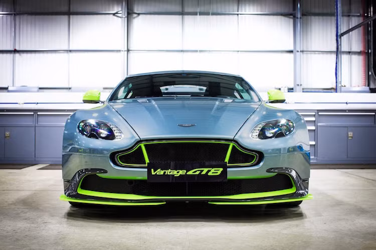 So với những chiếc V8 Vantage thường, Vantage GT8 có cản trước hoàn toàn mới với các cánh khí động học bằng sợi carbon được sơn viền màu vàng nổi bật.