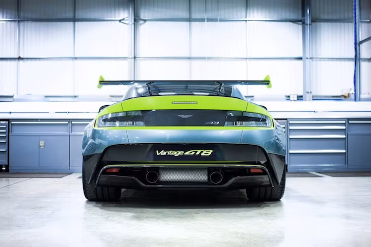Mỗi chiếc xe Vantage GT8 sẽ được bán với giá 165.000 Euro tại châu Âu (tương đương 4,1 tỷ đồng). Aston Martin sẽ chỉ sản xuất đúng 150 chiếc trên toàn Thế giới, tuy nhiên những khách hàng sống ở Mỹ sẽ không mua được chiếc xe.