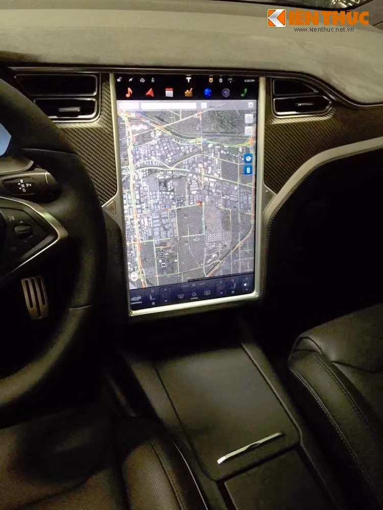 Toàn bộ bảng điều khiển trung tâm là một màn hình cảm ứng lớn để điều khiển tất cả các chức năng, giống như Model S. Đứng sau màn hình này là một hệ thống máy tính điều khiển phức tạp với hệ điều hành riêng. Chỉ bằng việc nâng cấp phần mềm, Tesla cũng có thể đồng thời bổ sung nhiều tính năng mới cho khách hàng.