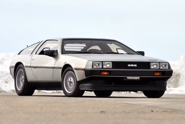 Nổi tiếng khi trở thành cỗ máy thời gian trong loạt phim Back to the Future, khi chiếc DeLorean DMC 12 được tung ra vào năm 1981, nó đã khiến cả Thế giới xe bị choáng ngợp bởi thiết kế hình nêm, bộ vỏ bằng thép không rỉ và đôi cửa cánh chim độc đáo.