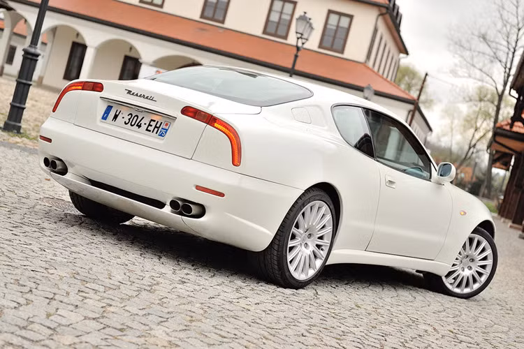 Tuy nhiên, hệ thống treo bồng bềnh và hộp số tự động chậm chạp đã khiến chiếc xe di chuyển trên đường một cách thiếu ổn định. Động cơ tăng áp kép 3.2l V8 370 mã lực là điểm ấn tượng duy nhất khi nói tới hiệu năng của 3200 GT.