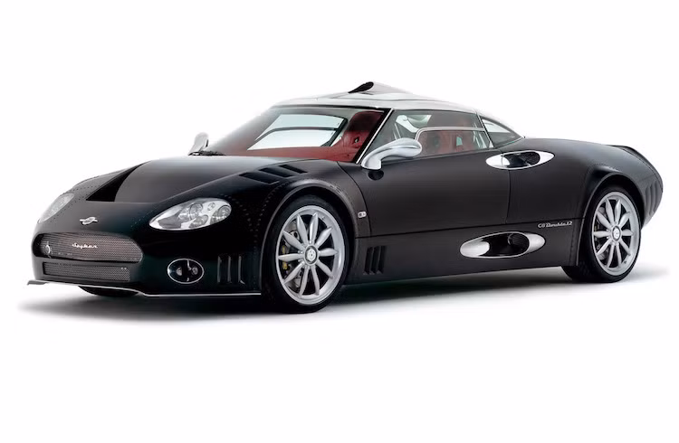 Là sản phẩm của hãng siêu xe Hà Lan Spyker, Spyker C8 là một tập hợp của các chi tiết thiết kế hoài cổ, lấy cảm hứng từ máy bay chiến đấu thập niên 30 trong "phom" của một chiếc siêu xe hiện đại.