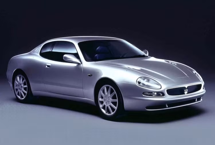 Chiếc 3200 GT của Maserati sở hữu một thiết kế phi thường, đặc biệt những model từ 1998 tới 2002 với đèn hậu LED hình boomerang đã giúp "tôn" hết vẻ đẹp của kiểu dáng tinh tế nhưng "cơ bắp" từ Giorgetto Giugiaro.