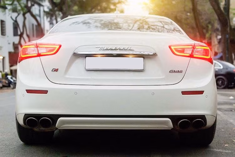 Trong đó, Ghibli là một chiếc sedan cao cấp cỡ trung, được coi là đối thủ của BMW 5 Series và Mercedes E-Class.