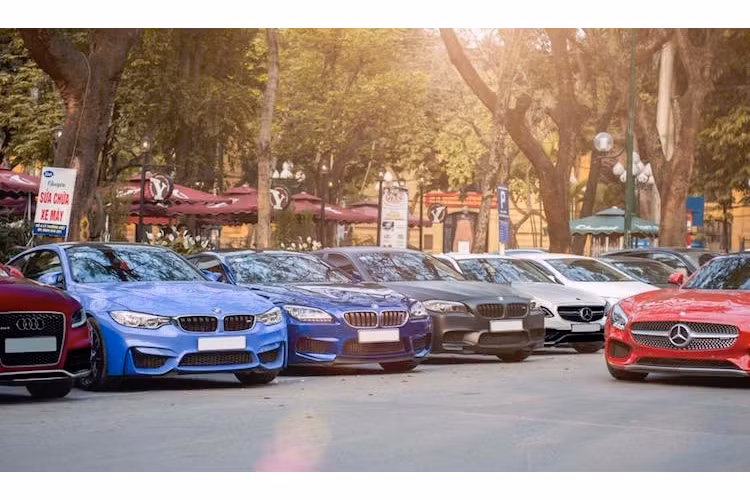 Vào ngày Chủ Nhật 17/4/2016, khoảng 10 chủ xe sở hữu những chiếc xế sang tiền tỷ Hà Nộ i đã cùng nhau hội tụ tại một quán cafe trung tâm với dàn xe được xếp ngay ngắn. Dàn xe đã khiến những người yêu xe đi ngang qua không khỏi trầm trồ, thích thú.