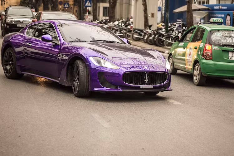 Với giới chơi xe Việt, dòng coupe thể thao sang trọng GranTurismo của Maserati đã không còn xa lạ. Xe được trang bị động cơ V8 4.7l nạp khí tự nhiên 460 mã lực, giúp xe có thể đạt 0-100 km/h chỉ trong 4,5 giây và tốc độ tối đa 303 km/h.