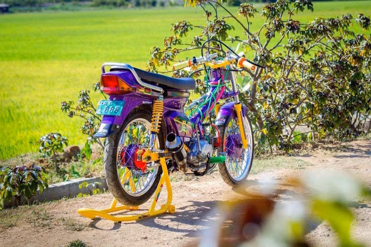 Chiếc Dream cũng được độ lại tương tự, tuy nhiên động cơ nguyên bản của chiếc xe đã hoàn toàn bị loại bỏ, thay vào đó là cỗ máy được lấy từ Yamaha Sirius.