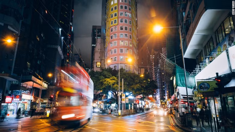 Tới với khu dân cư Wan Chai, du khách sẽ trông thấy những đường ray tàu điện, các quán bar, hay các khu chợ ngoài trời. Ảnh CNN