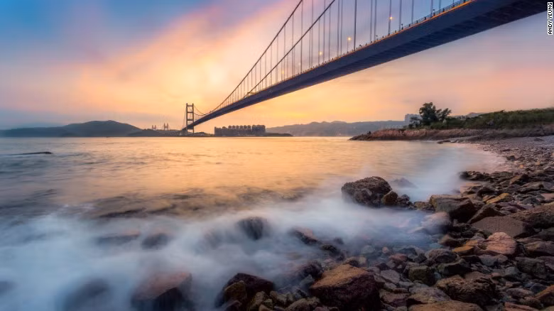 Cây cầu Tsing Ma dài 1.377 m. Nó từng là cây cầu dài nhất thế giới khi chính thức hoạt động vào năm 1997. Ảnh CNN