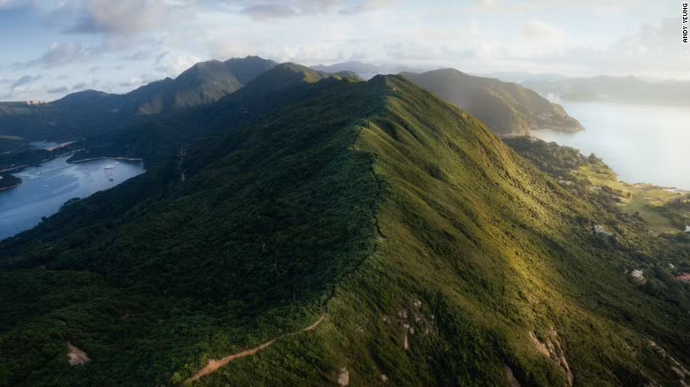 Con đường trên ngọn núi có hình dáng giống với lưng của một con rồng đang ngủ ở Công viên Shek O là một địa điểm du khách cần lưu ý khi tới Hồng Kông trong năm 2017. Ảnh CNN