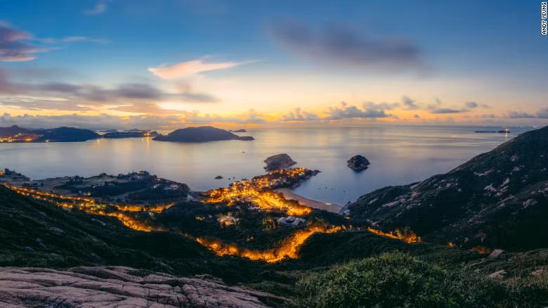 Làng Shek O thơ mộng bên bờ biển, nằm ở phía nam Vịnh Sóng Lớn. Ảnh CNN