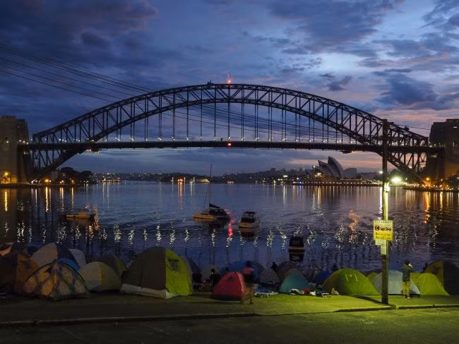 Ngày hôm nay (31/12), nhiều người dân Australia đã đổ về các khu vực sẽ diễn ra màn bắn pháo hoa đón giao thừa năm 2017, đặc biệt ở quanh khu vực cầu cảng Sydney. Ảnh news.com.au
