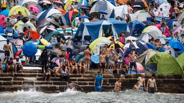 Cảnh đông đúc ở McMahons Point hôm 31/12. Ảnh SMH