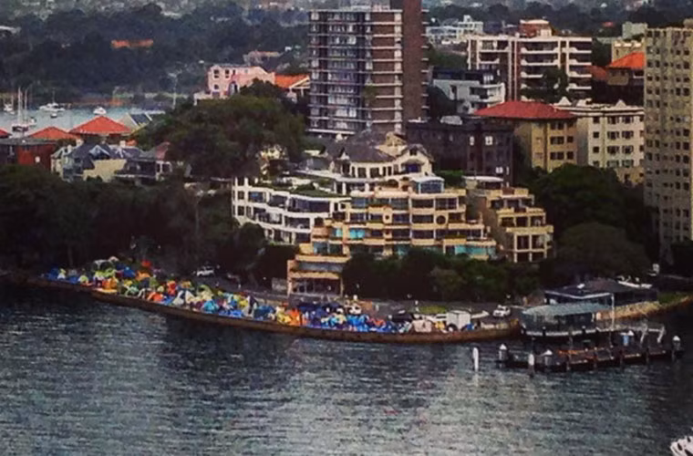 Nhiều lều trại dựng quanh ở McMahons Point vào ngày 31/12. Ảnh news.com.au