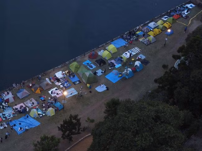 Toàn cảnh những lều trại của người dân dựng ở khu vực cầu cảng Sydney nhìn từ trên cao xuống. Ảnh news.com.au