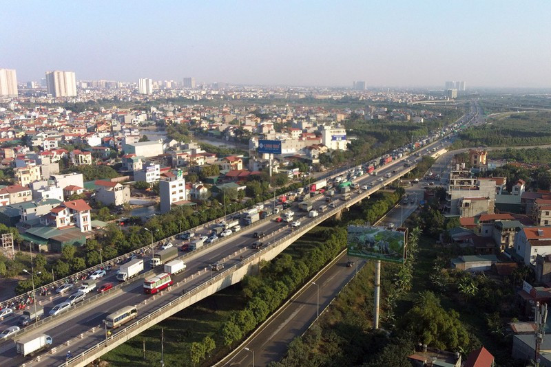  Cục CSGT đề xuất giảm tốc độ trên cây cầu lớn nhất Hà Nội: Cục CSGT (C08) vừa có đề nghị điều chỉnh phương án tổ chức giao thông trên cầu Thanh Trì – cây cầu vượt sông lớn nhất của TP Hà Nội. Theo C08, tình hình trật tự an toàn giao thông trên cầu Thanh Trì đang có nhiều phức tạp.... Chính vì vậy, C08 đề nghị Sở GTVT Hà Nội chỉ đạo các đơn vị chức năng nghiên cứu, điều chỉnh lại phương án tổ chức giao thông trên cầu Thanh Trì. Video: Ca mắc Covid-19 (BN416) ở Đà Nẵng có dấu hiệu giống bệnh nhân 91 (nguồn VTC Now)